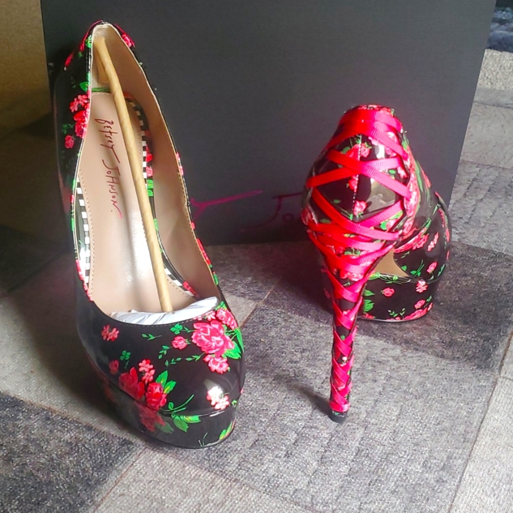 Betsey Johnson Floral Pumps Bonnee - Picture 8 of 10